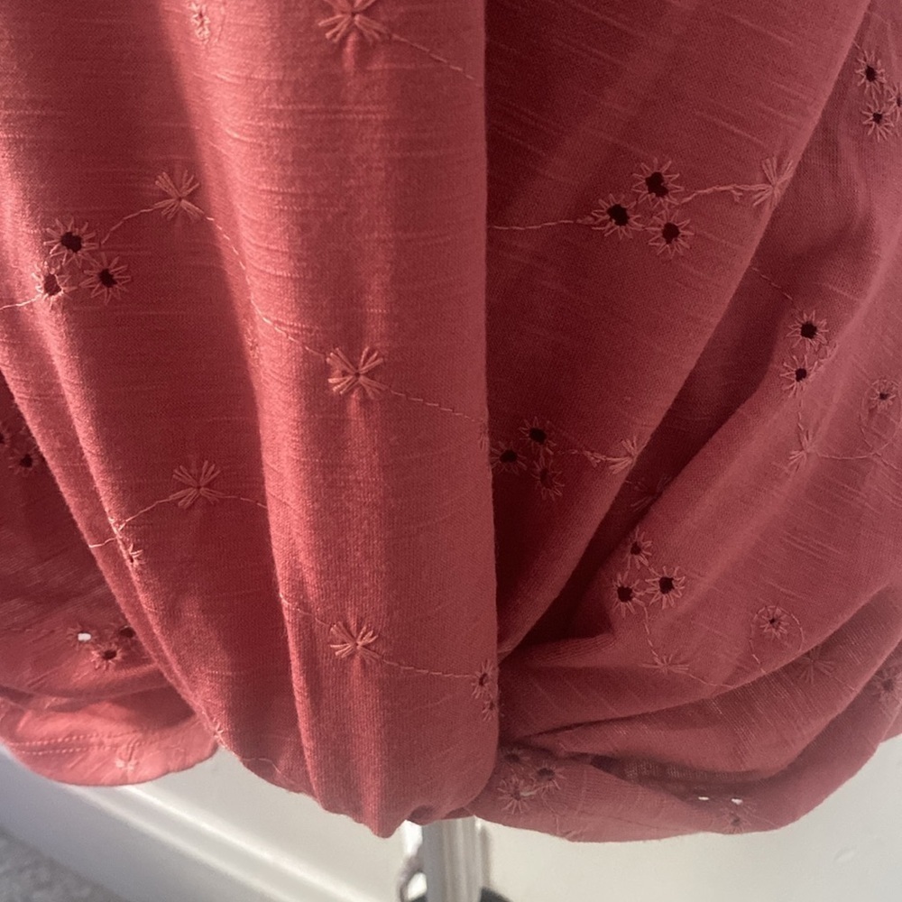 24/7 Maurices Eyelet Knot Hem Tee Sz L NWOT - Picture 4 of 9